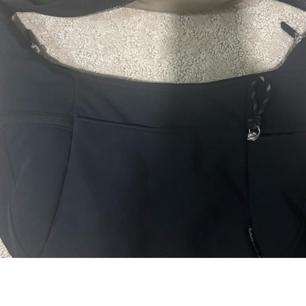 Black Lululemon 6L slouchy sling